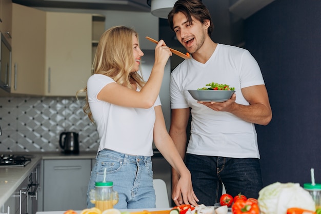 Insalata d'alimentazione della donna all'uomo. Insalata di detenzione uomo