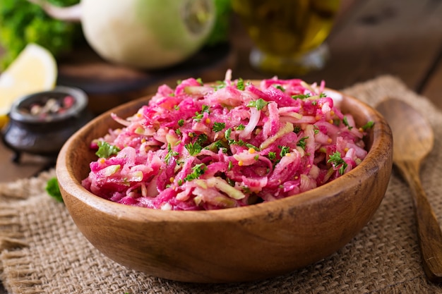 Insalata daikon rosa con mele, cipolle sottaceto e prezzemolo