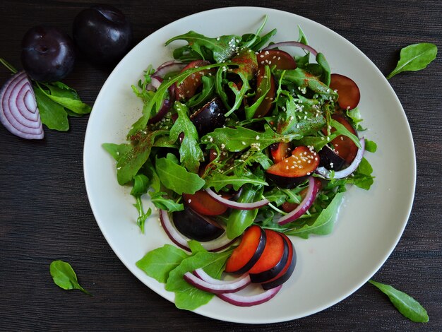 Insalata deliziosa e salutare con prugne.