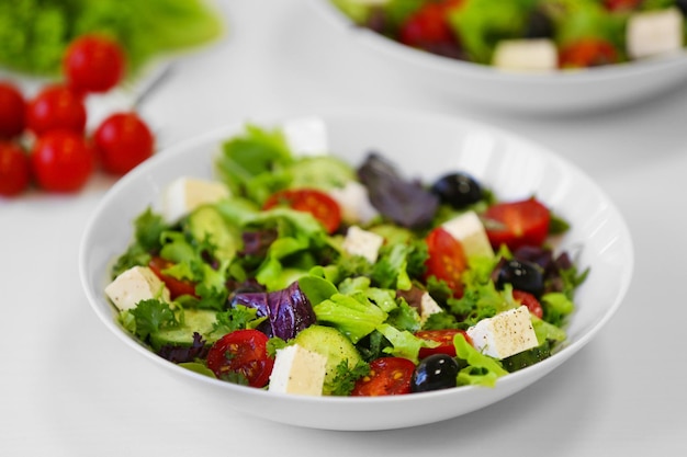 Insalata deliziosa fresca sul primo piano bianco del fondo