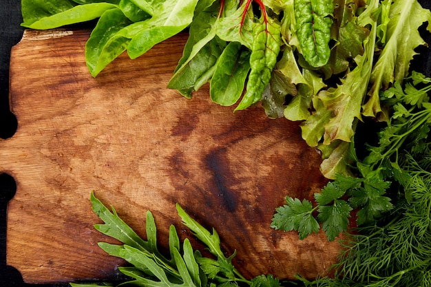 Insalata della foglia della miscela sul tagliere di legno.