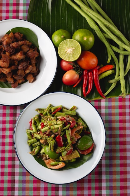 Insalata della papaia con carne di maiale croccante, alimento locale tailandese di Esan, Tailandia