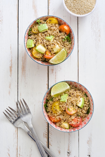 Insalata della quinoa in ciotola sulla vista di legno bianca del piano d'appoggio