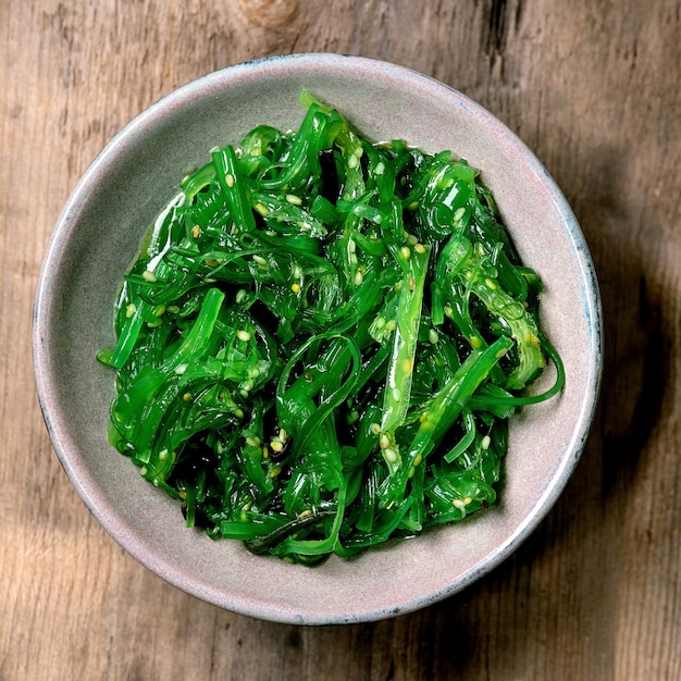 Insalata di alghe chuka Wakame giapponese con semi di sesamo