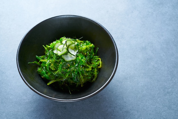 Insalata di alghe con cetriolo sesamo e soia