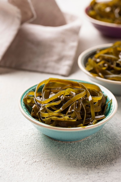 Insalata di alghe con semi di sesamo