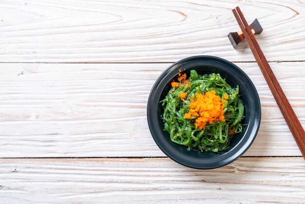 insalata di alghe con uova di gamberetti in stile giapponese