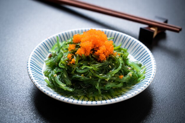 insalata di alghe con uova di gamberetti in stile giapponese