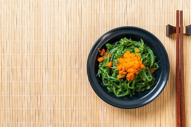 insalata di alghe con uova di gamberetti in stile giapponese