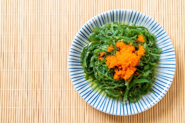 insalata di alghe con uova di gamberetti in stile giapponese