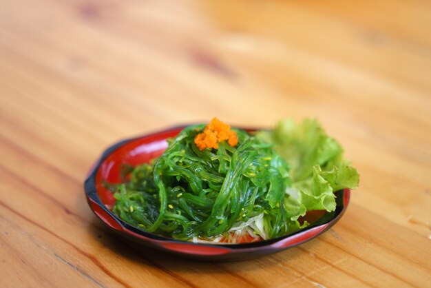 Insalata di alghe con uova di gamberetti