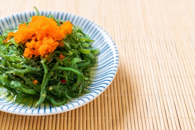 Insalata di alghe con uova di gamberi - stile giapponese