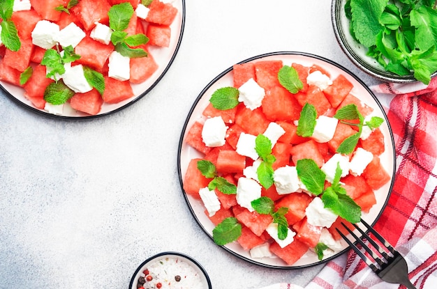 Insalata di anguria con formaggio feta e sfondo grigio menta vista dall'alto spazio copia