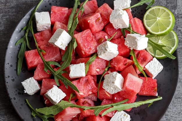 Insalata di anguria con mozzarella, feta, rucola, vista dall'alto