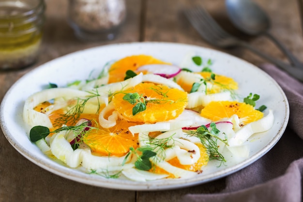 Insalata di arance con finocchi e ravanelli con vinaigrette