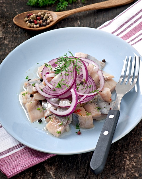 Insalata di aringhe con cipolla