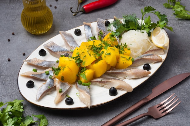 Insalata di aringhe con patate e cipolle