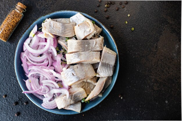 insalata di aringhe fetta di pesce salato antipasto di pesce fresco sul tavolo