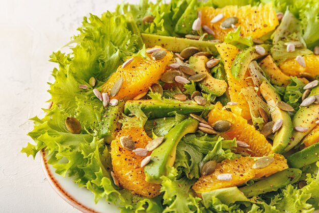 Insalata di avocado all'arancia con semi di zucca e girasole.