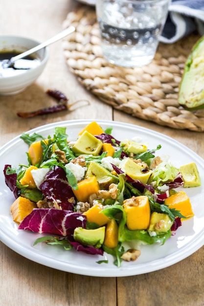 Insalata di avocado con mango, rucola, noci e feta con condimento balsamico