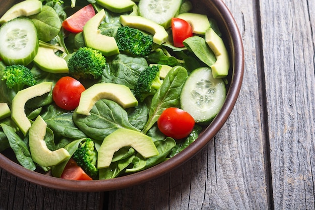 Insalata di avocado con pomodori, cetrioli, broccoli e spinaci