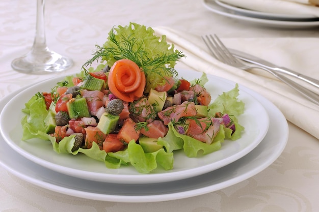 Insalata di avocado con salmone