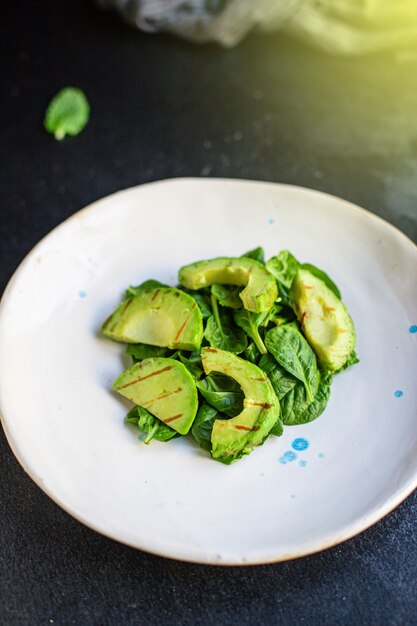 insalata di avocado fritto alla griglia e lattuga spinaci rucola snack barbecue verdure