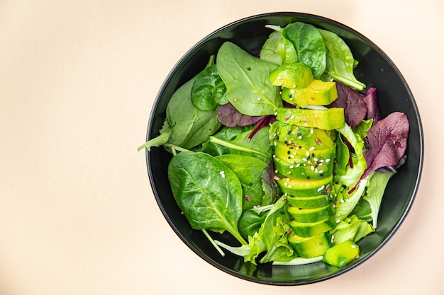 Insalata di avocado mix di foglie di lattuga spinaci rucola bietola lattuga pasto fresco spuntino sul tavolo