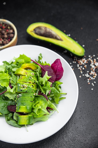 Insalata di avocado mix di foglie fresche lattuga spinaci rucola pasto di bietole snack sul tavolo spazio copia