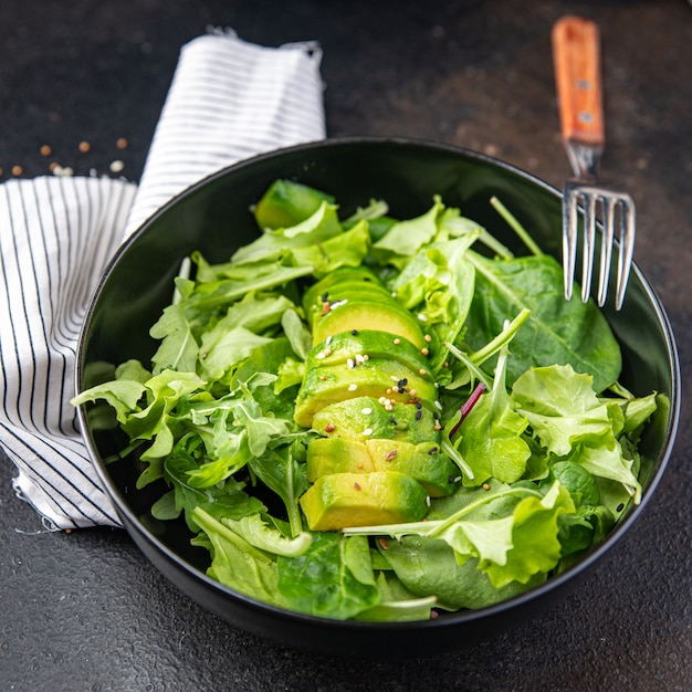 Insalata di avocado mix di foglie fresche lattuga spinaci rucola pasto di bietole snack sul tavolo spazio copia