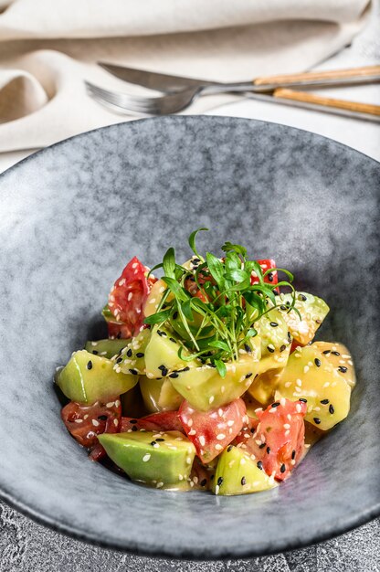 Insalata di avocado, pomodori e rucola