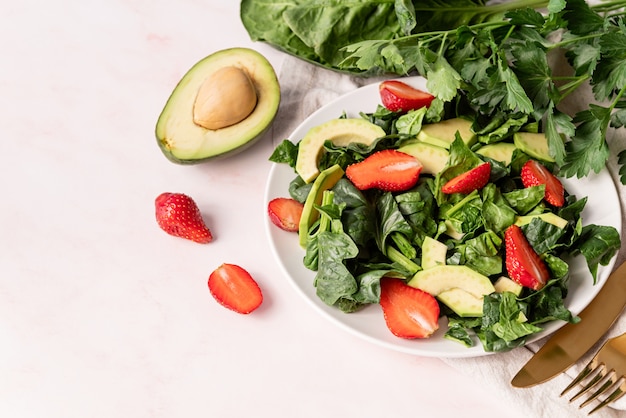 Insalata di avocado, spinaci e fragole