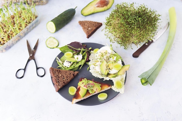 Insalata di avocado uova sode porri micro verdi germogli e rucola su un piatto