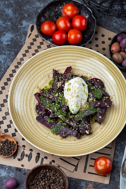 Insalata di barbabietole al forno con crema di formaggio e salsa al pesto