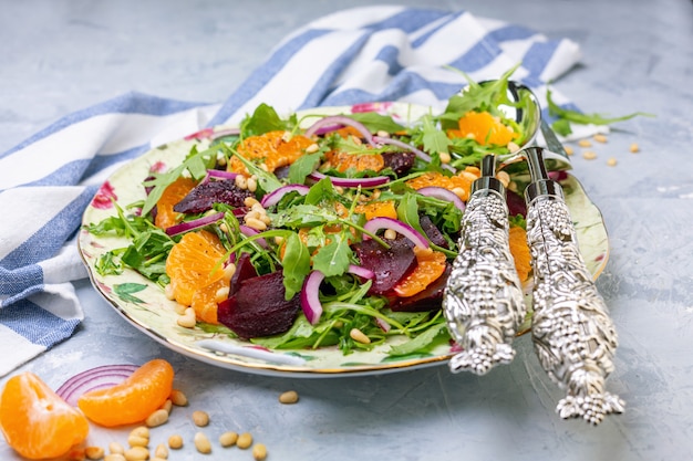 Insalata di barbabietole al forno, rucola e pinoli.