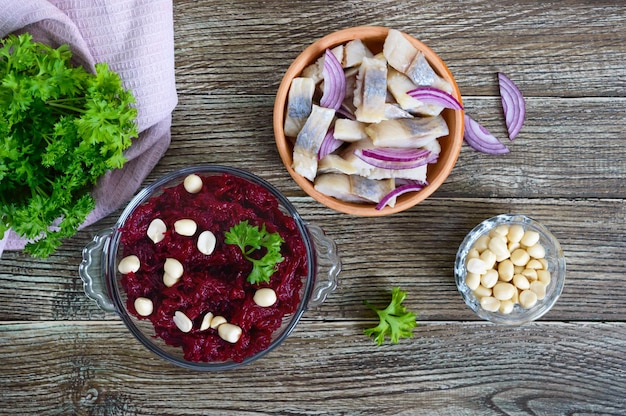 Insalata di barbabietole bollite pezzi di aringa con noci di cipolla rossa Vista dall'alto