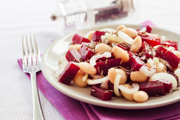 insalata di barbabietole con cetriolini di fagioli bianchi e cipolla condita con olio ai semi di cumino