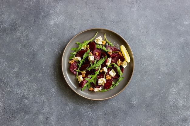 Insalata di barbabietole con formaggio, rucola, noci e miele. Mangiare sano. Cibo vegetariano.