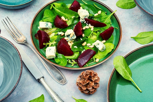 Insalata di barbabietole con gorgonzola e pinoli