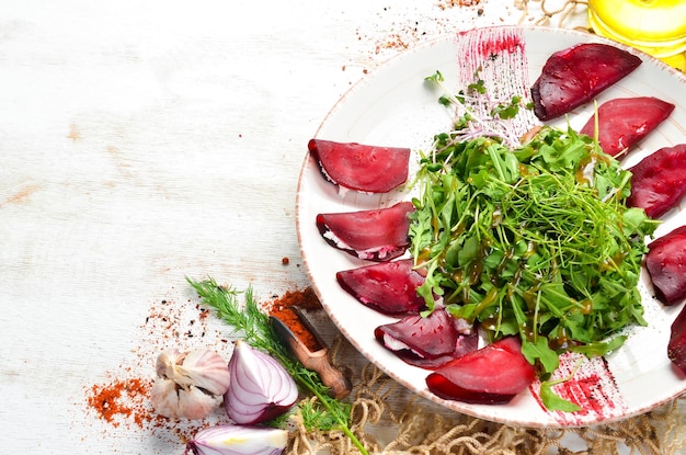 Insalata di barbabietole con rucola e formaggio Vista dall'alto spazio libero per il testo Stile rustico