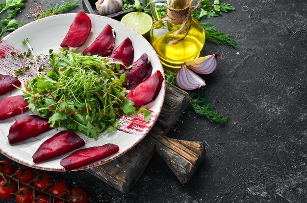 Insalata di barbabietole con rucola e formaggio Vista dall'alto spazio libero per il testo Stile rustico