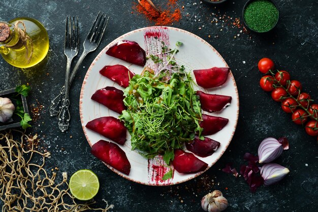 Insalata di barbabietole con rucola e formaggio Vista dall'alto spazio libero per il testo Stile rustico