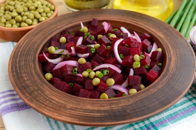 Insalata di barbabietole e piselli in una ciotola di argilla