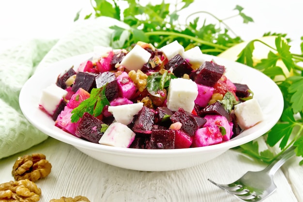 Insalata di barbabietole, feta, mela, noci, prezzemolo