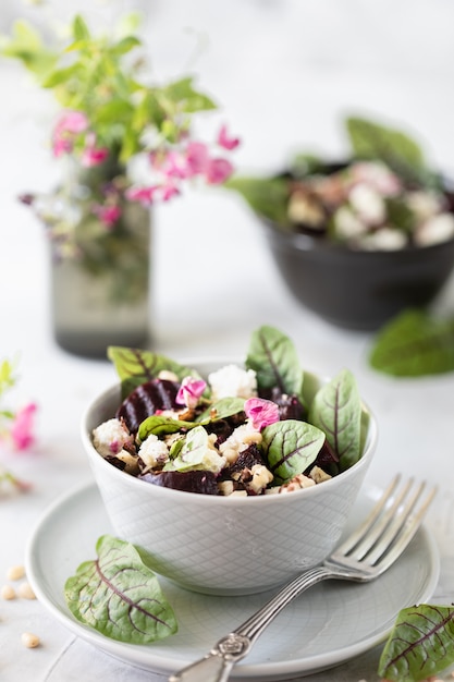 Insalata di barbabietole, formaggio, piselli e pinoli.