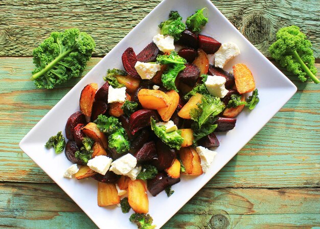 Insalata di barbabietole fresche con formaggio feta e cavolo fritto