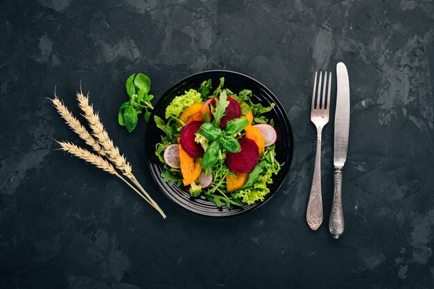 Insalata di barbabietole fresche pomodori e lattuga Cibo sano Sul tavolo di pietra Vista dall'alto Spazio libero per il testo