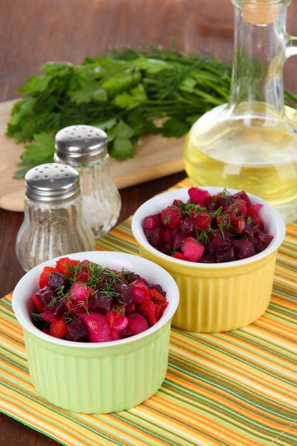 Insalata di barbabietole in ciotole in primo piano sul tavolo