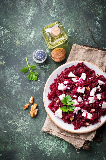 Insalata di barbabietole sane con feta e noci