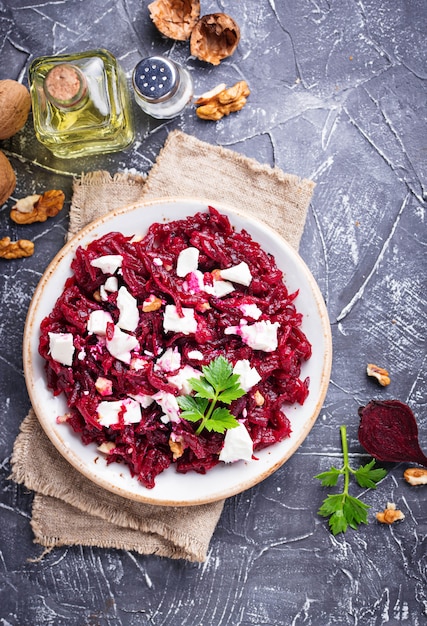 Insalata di barbabietole sane con feta e noci